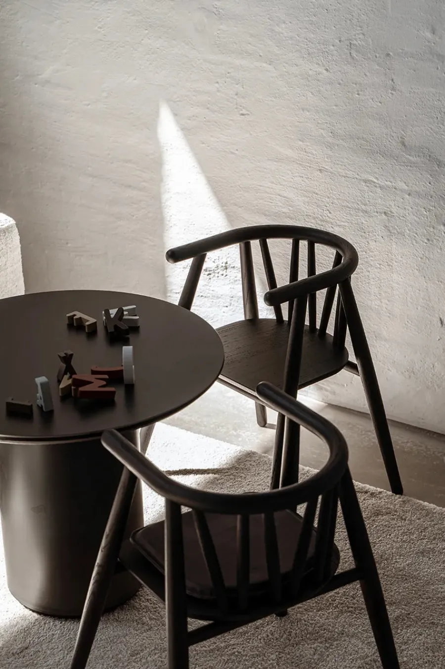 Storm Børnestol, sortlakeret eg fra<Oaklings Outlet