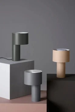Tangent Table Lamp fra<Woud Discount