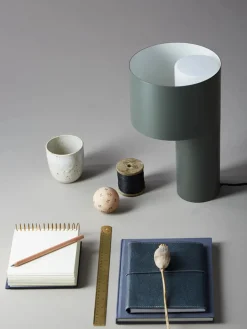 Tangent Table Lamp fra<Woud Discount