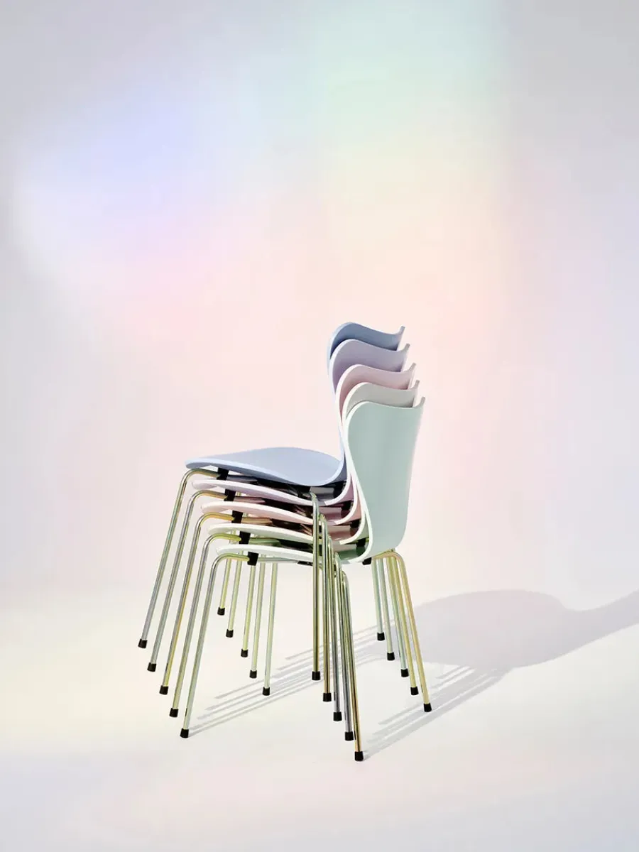 70th Anniversary Edition 3107 Spisebordsstol, 7:14 AM Green af Arne Jacobsen<Fritz Hansen