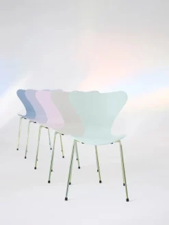 70th Anniversary Edition 3107 Spisebordsstol, 7:14 AM Green af Arne Jacobsen<Fritz Hansen