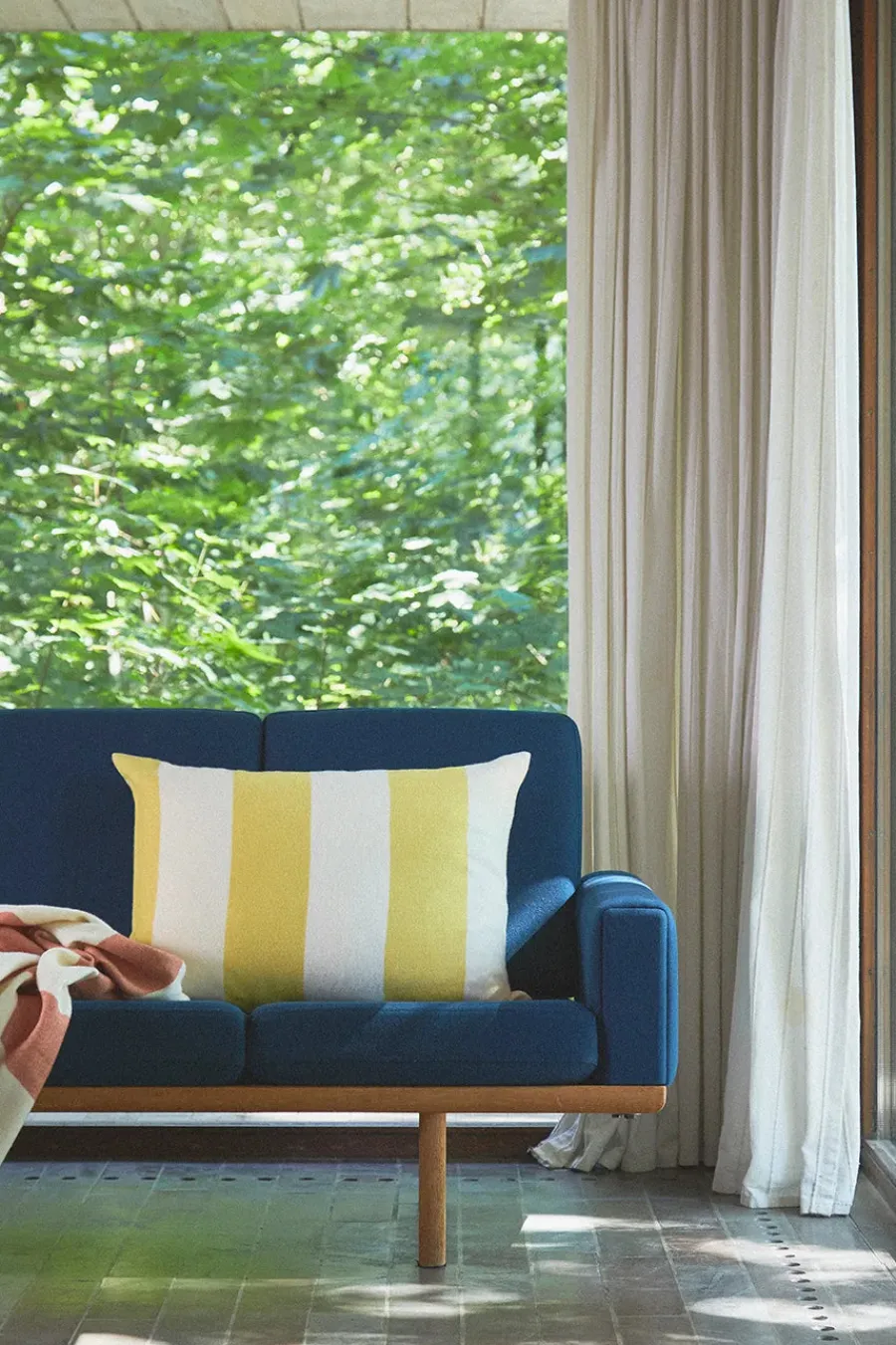 The Sweater Cushion, blue fra<Silkeborg Uldspinderi Online