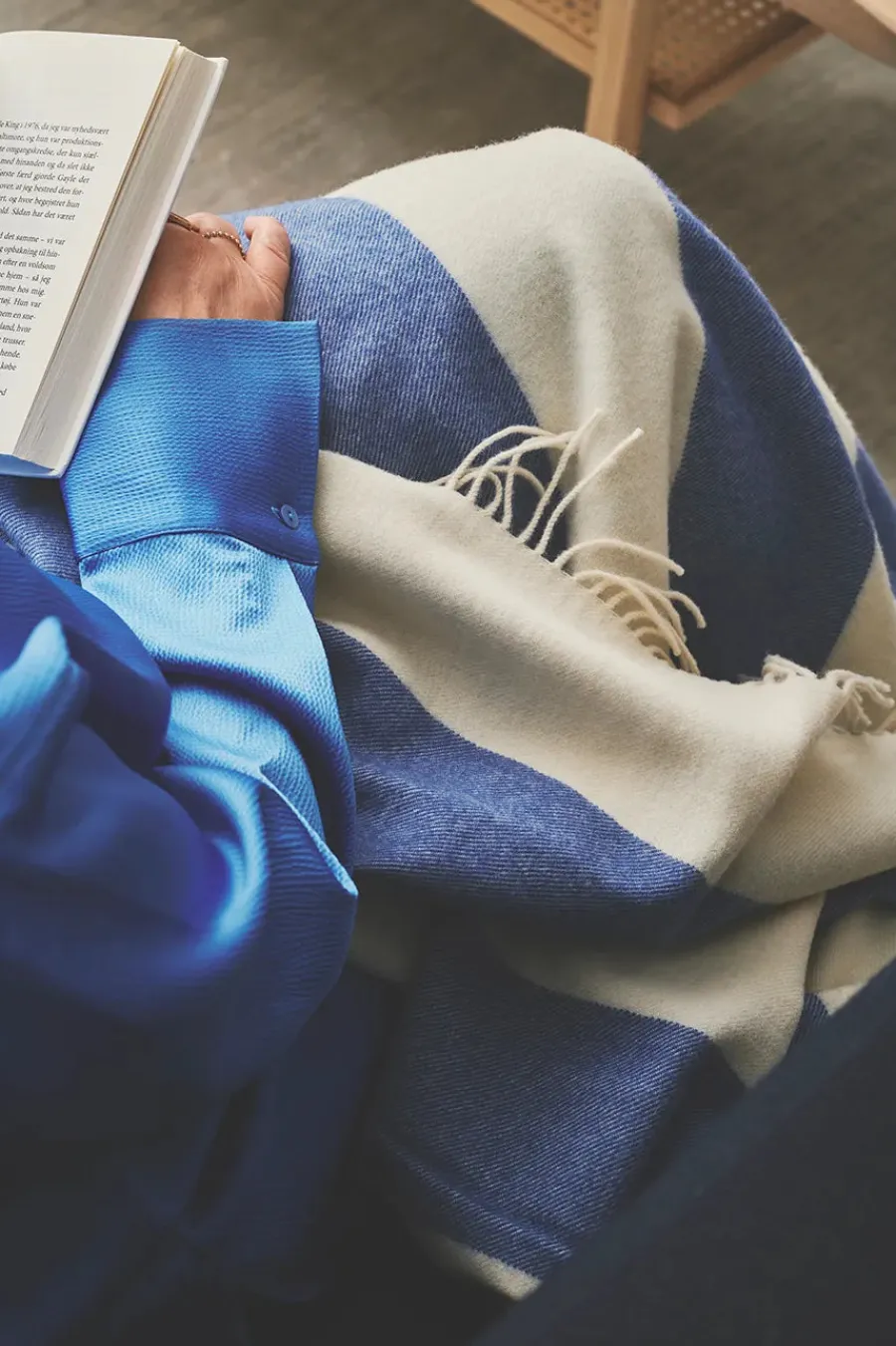 The Sweater Plaid, cobalt fra<Silkeborg Uldspinderi Best