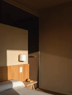 TMM Corto Væglampe, bøg fra Santa and Cole<Santa & Cole