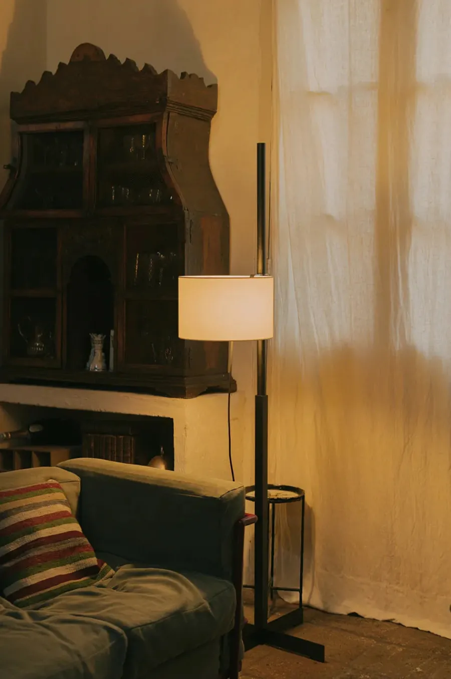 TMM Gulvlampe, sort eg fra Santa and Cole<Santa & Cole Sale