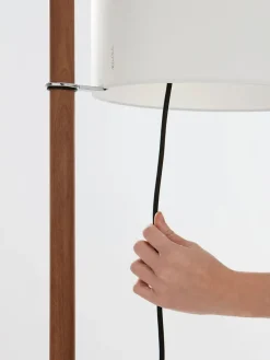 TMM Gulvlampe, valnød fra Santa and Cole<Santa & Cole Hot