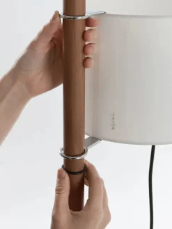 TMM Gulvlampe, valnød fra Santa and Cole<Santa & Cole Hot