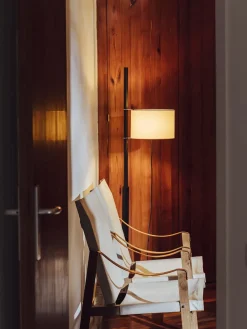 TMM Gulvlampe, valnød fra Santa and Cole<Santa & Cole Hot