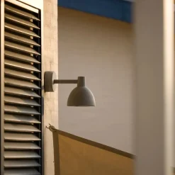 Toldbod 155 væglampe fra<Louis Poulsen Hot