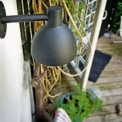 Toldbod 155 væglampe fra<Louis Poulsen Hot