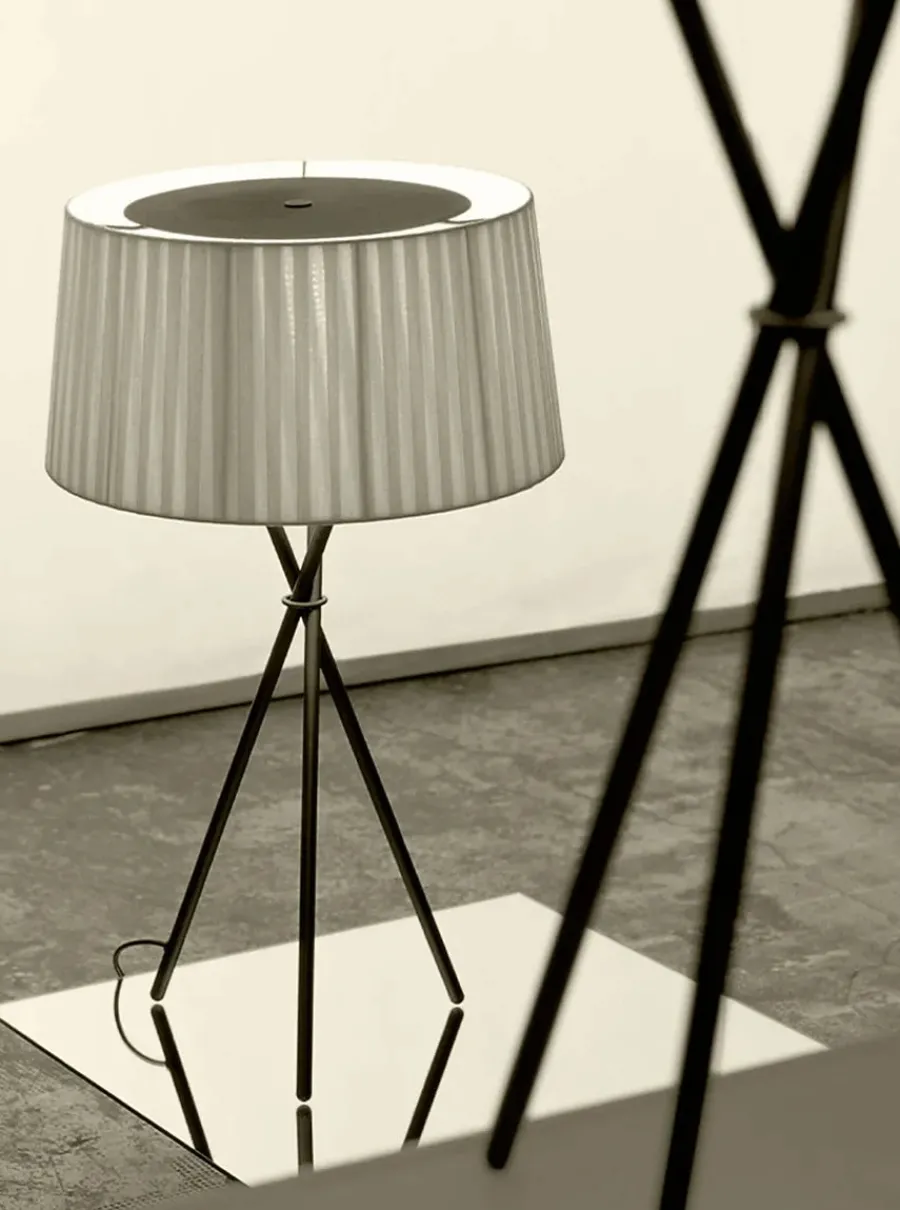 Tripode Bordlampe, mustard fra Santa and Cole<Santa & Cole Best