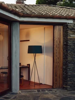 Tripode Gulvlampe fra Santa and Cole, mustard (G5)<Santa & Cole Outlet