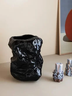 Tuck Vase fra<Ferm Living Outlet