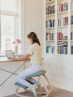 Variable balans stol, dark brown wood/revive 194 fra<Variér Clearance