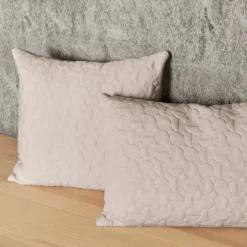 Vertigo Pude 50x50 i sand af Arne Jacobsen<Fritz Hansen Sale