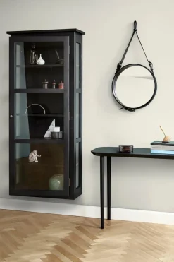 Væghængt Vitrineskab N4, light oak fra<Lindebjerg Design Hot
