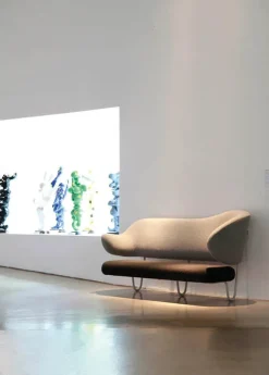 Vægsofa af Finn Juhl<House of Finn Juhl Sale