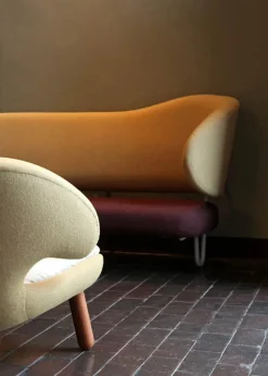 Vægsofa af Finn Juhl<House of Finn Juhl Sale