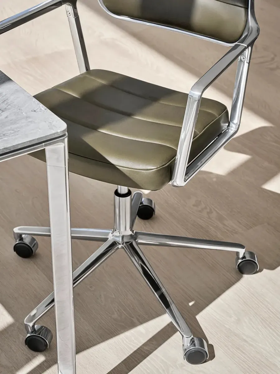 453 Swivel+ Chair m/hjul, bosco grøn læder fra<Vipp New