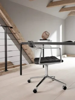 452 Swivel Chair m/hjul, sort læder fra<Vipp Best