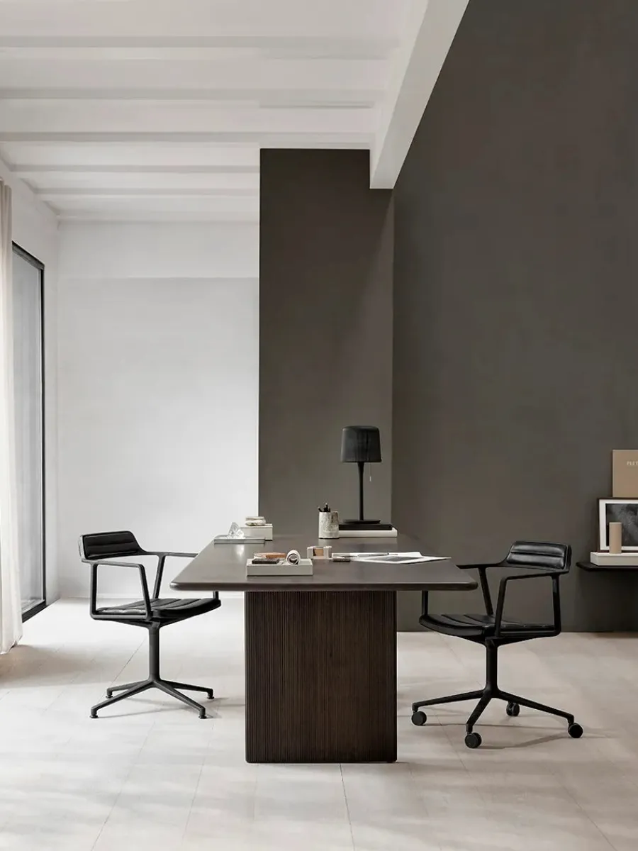 452 Swivel Chair m/sort stel & hjul, sort læder fra<Vipp