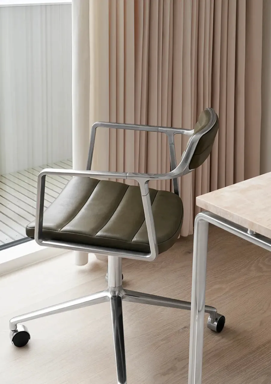 452 Swivel Chair m/sort stel & hjul, sort læder fra<Vipp