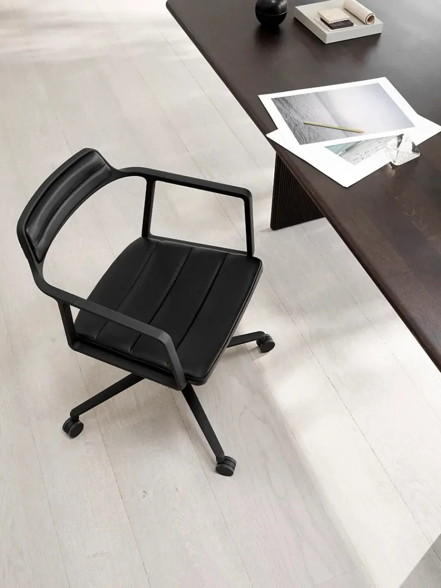 452 Swivel Chair m/sort stel & hjul, sort læder fra<Vipp