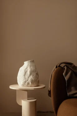 Vulca Medium vase, Off-white Stone fra<Ferm Living Hot