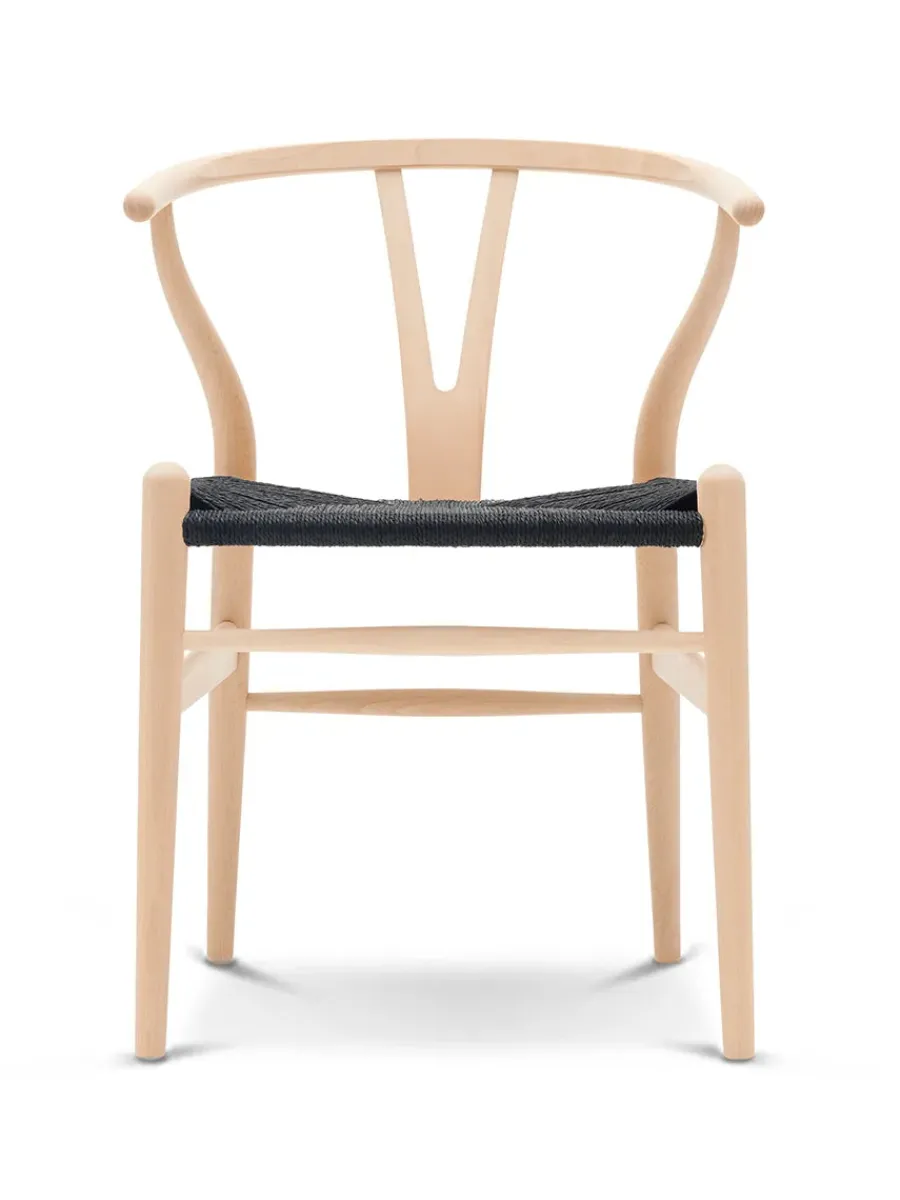 Y-stol CH24, Bøg sæbe med sort flet af Hans J. Wegner<Carl Hansen & Søn Outlet