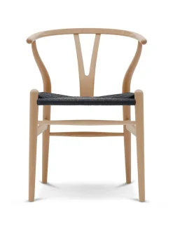 Y-stol CH24, Bøg sæbe med sort flet af Hans J. Wegner<Carl Hansen & Søn Outlet