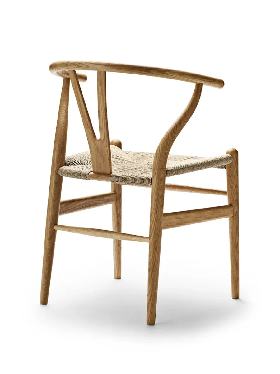Y-stol CH24, Eg hvidolie af Hans J. Wegner<Carl Hansen & Søn Outlet