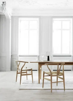 Y-stol CH24, Eg hvidolie af Hans J. Wegner<Carl Hansen & Søn Outlet