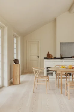 Y-stol CH24, Eg hvidolie af Hans J. Wegner<Carl Hansen & Søn Outlet