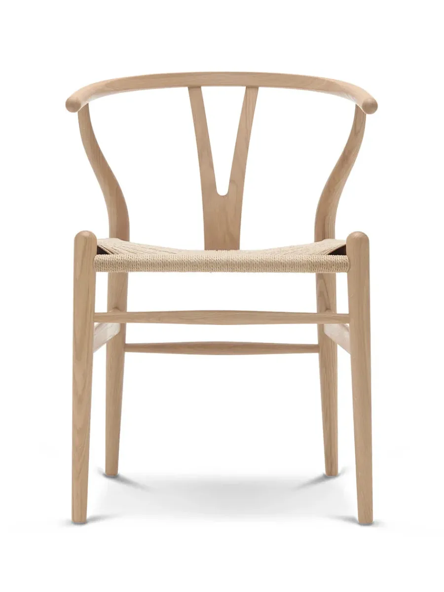 Y-stol CH24, Eg hvidolie af Hans J. Wegner<Carl Hansen & Søn Outlet
