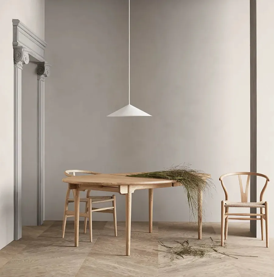 Y-stol CH24, Eg hvidolie af Hans J. Wegner<Carl Hansen & Søn Outlet