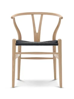 Y-stol CH24, Eg hvidolie med sort flet af Hans J. Wegner<Carl Hansen & Søn Hot