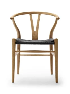 Y-stol CH24, Eg hvidolie med sort flet af Hans J. Wegner<Carl Hansen & Søn Hot