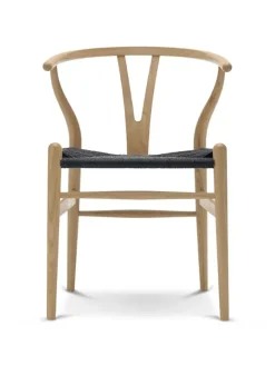 Y-stol CH24, Eg hvidolie med sort flet af Hans J. Wegner<Carl Hansen & Søn Hot