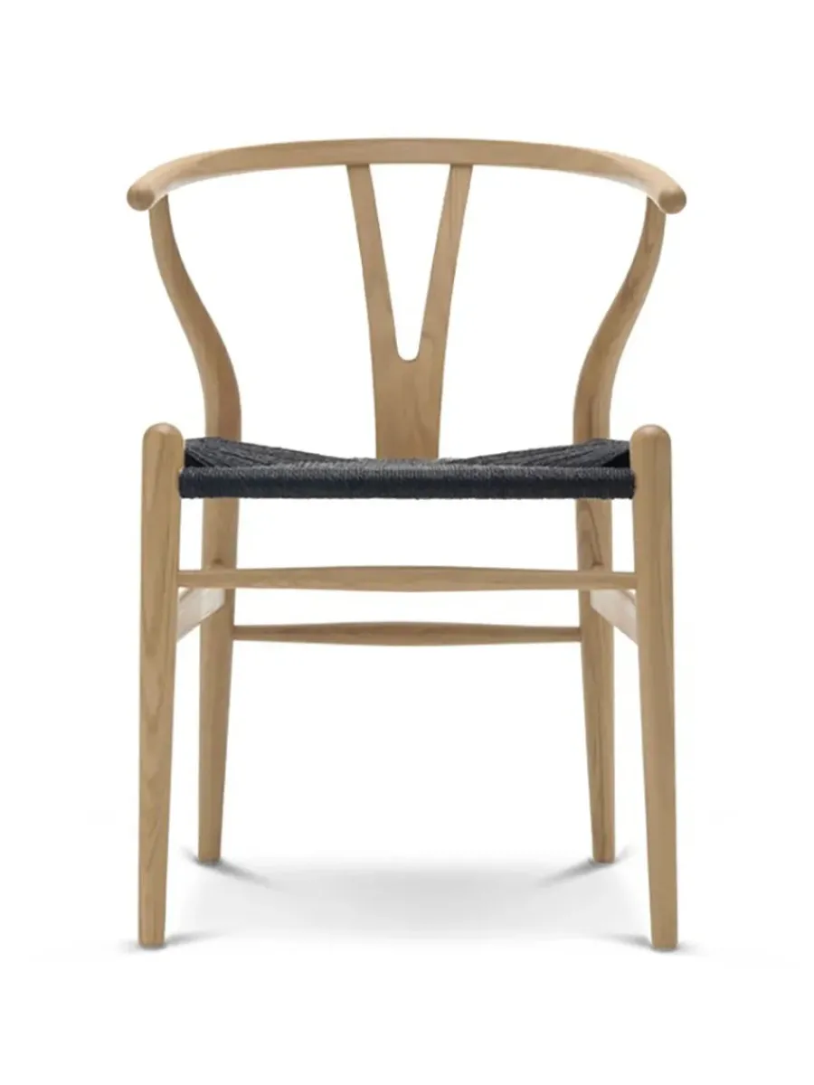Y-stol CH24, Eg hvidolie med sort flet af Hans J. Wegner<Carl Hansen & Søn Hot