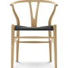 Y-stol CH24, Eg lak med sort flet af Hans J. Wegner<Carl Hansen & Søn Sale