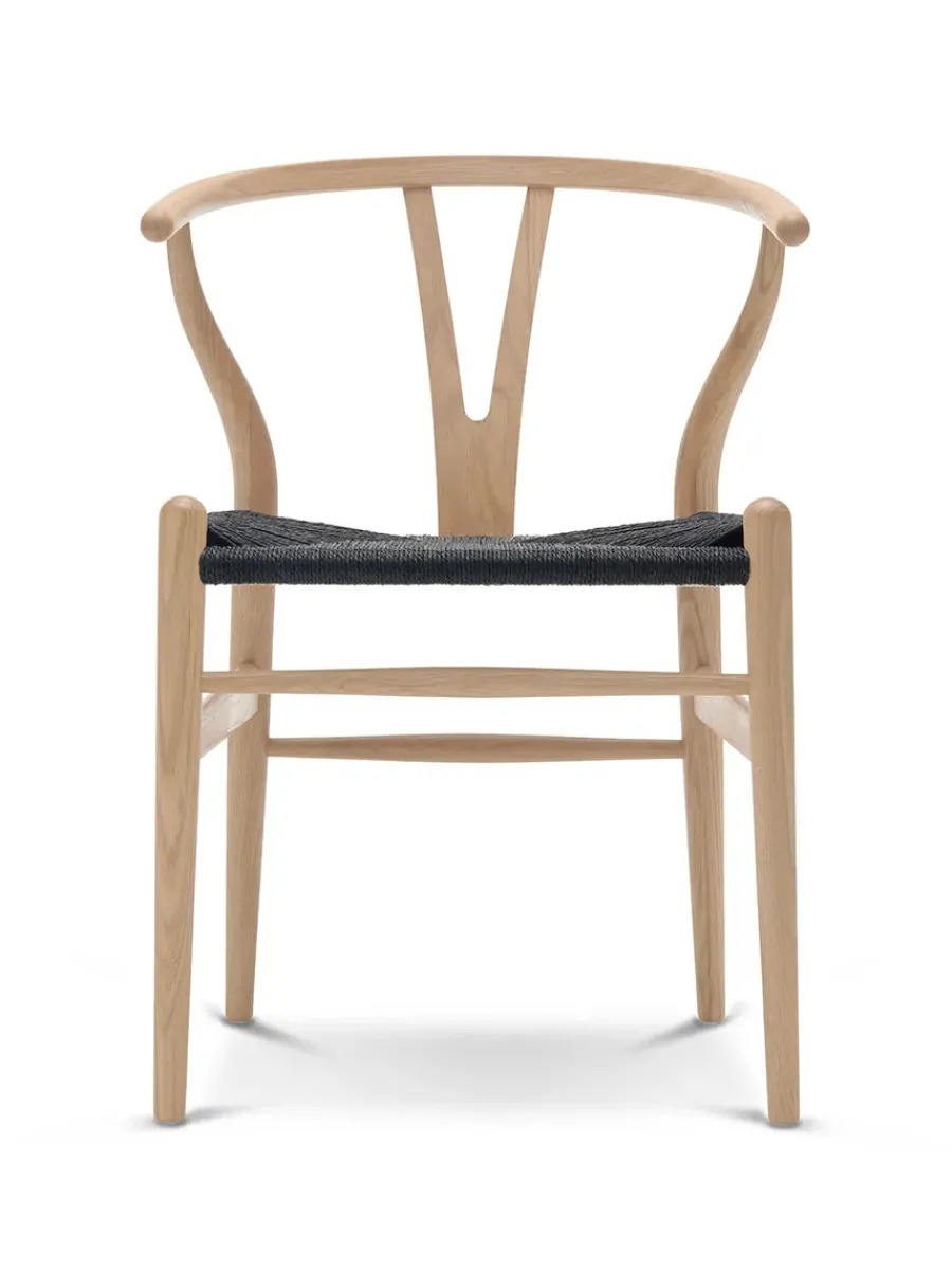 Y-stol CH24, Eg lak med sort flet af Hans J. Wegner<Carl Hansen & Søn Sale