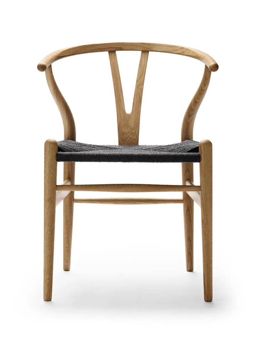 Y-stol CH24, Eg lak med sort flet af Hans J. Wegner<Carl Hansen & Søn Sale