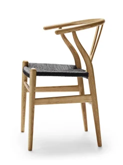 Y-stol CH24, Eg lak med sort flet af Hans J. Wegner<Carl Hansen & Søn Sale