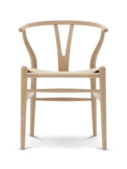 Y-stol CH24, eg olie af Hans J. Wegner<Carl Hansen & Søn Clearance