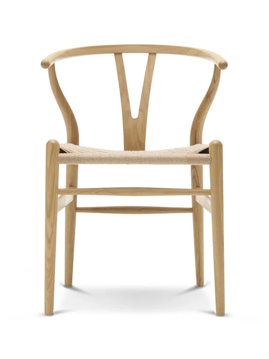 Y-stol CH24, eg olie af Hans J. Wegner<Carl Hansen & Søn Clearance