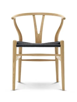 Y-stol CH24, eg olie med sort flet af Hans J. Wegner<Carl Hansen & Søn Clearance