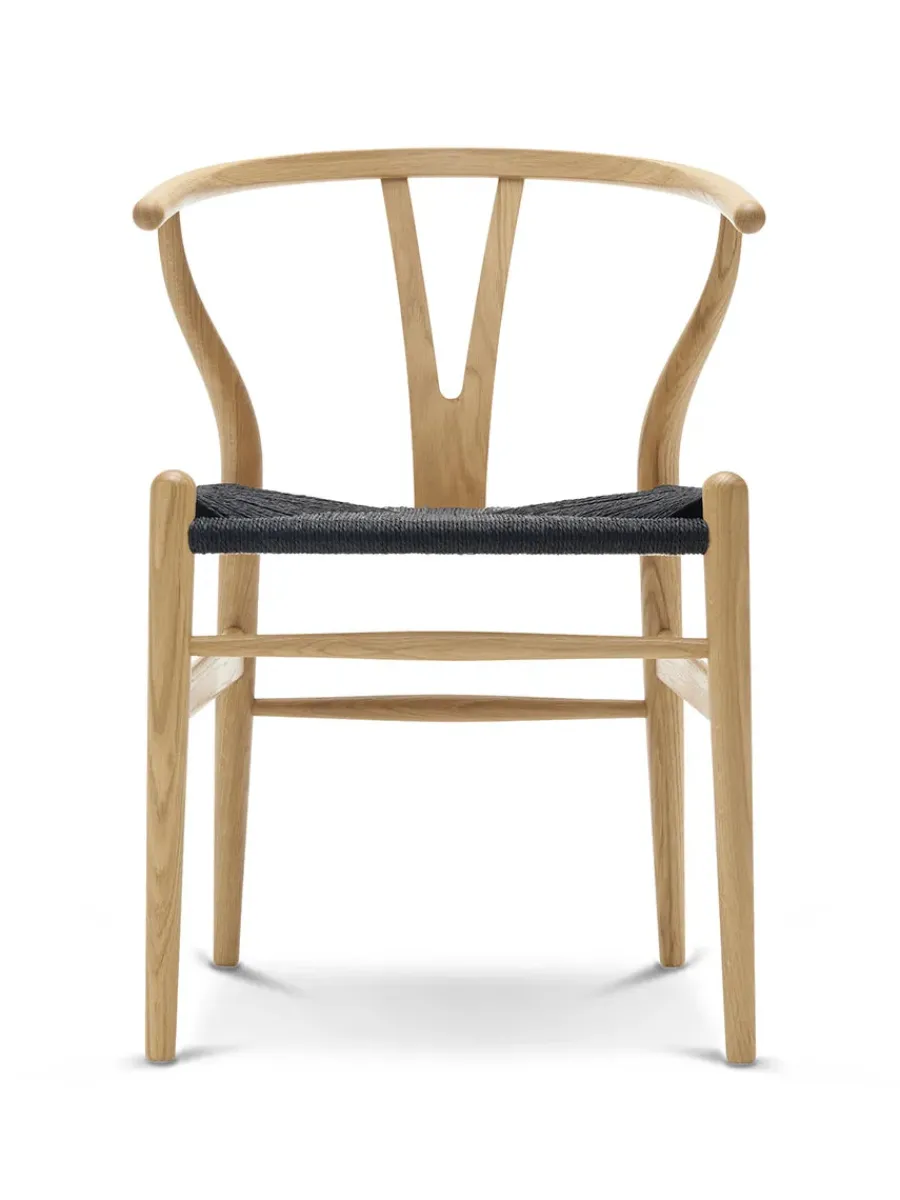 Y-stol CH24, eg olie med sort flet af Hans J. Wegner<Carl Hansen & Søn Clearance
