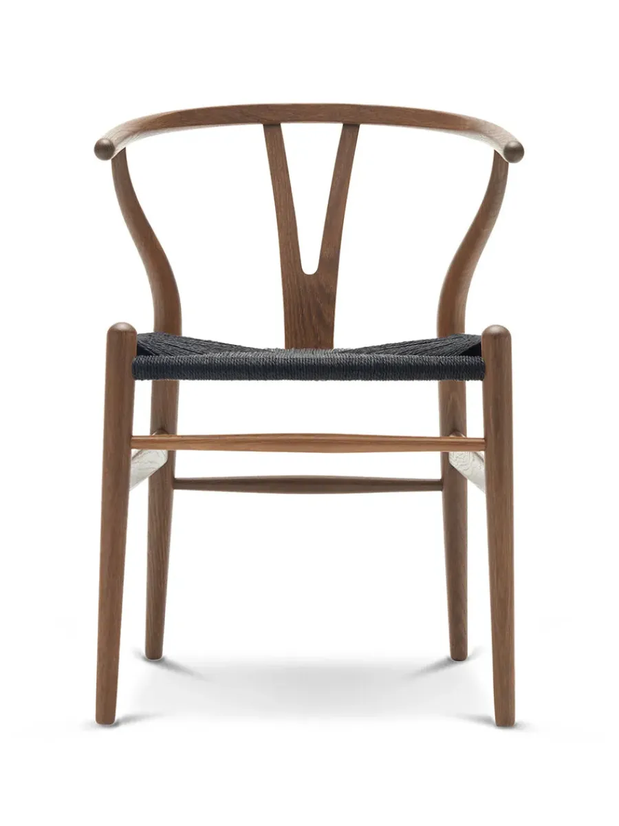 Y-stol CH24, eg olie med sort flet af Hans J. Wegner<Carl Hansen & Søn Clearance