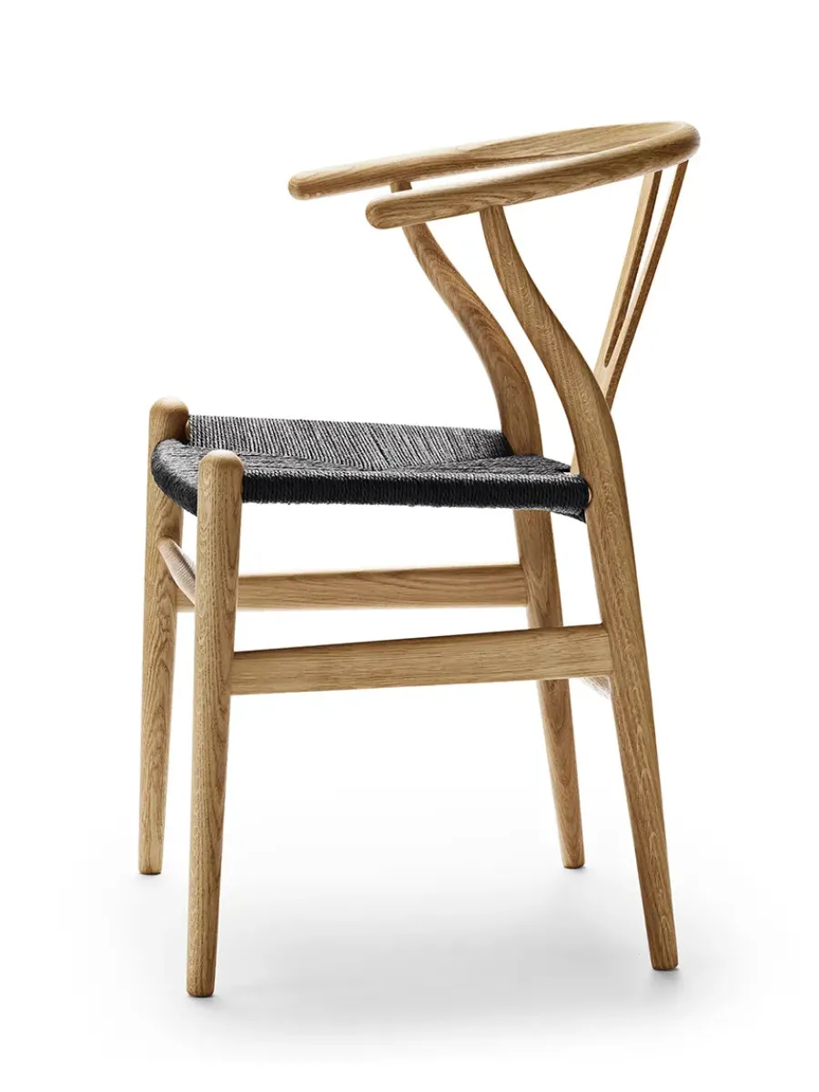 Y-stol CH24, Eg sæbe med sort flet af Hans J. Wegner<Carl Hansen & Søn