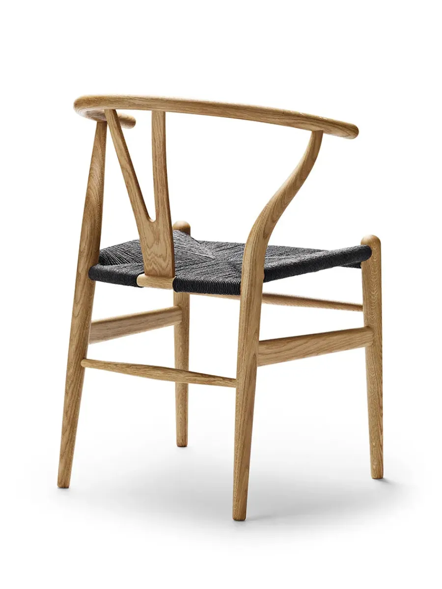 Y-stol CH24, Eg sæbe med sort flet af Hans J. Wegner<Carl Hansen & Søn